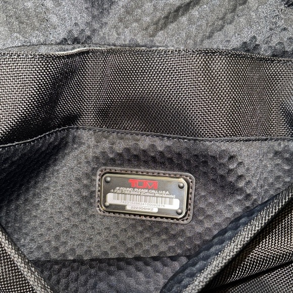Tumi Black Messenger Bag with Adjustable Straps and Durable Fabric - Picture 6 of 7